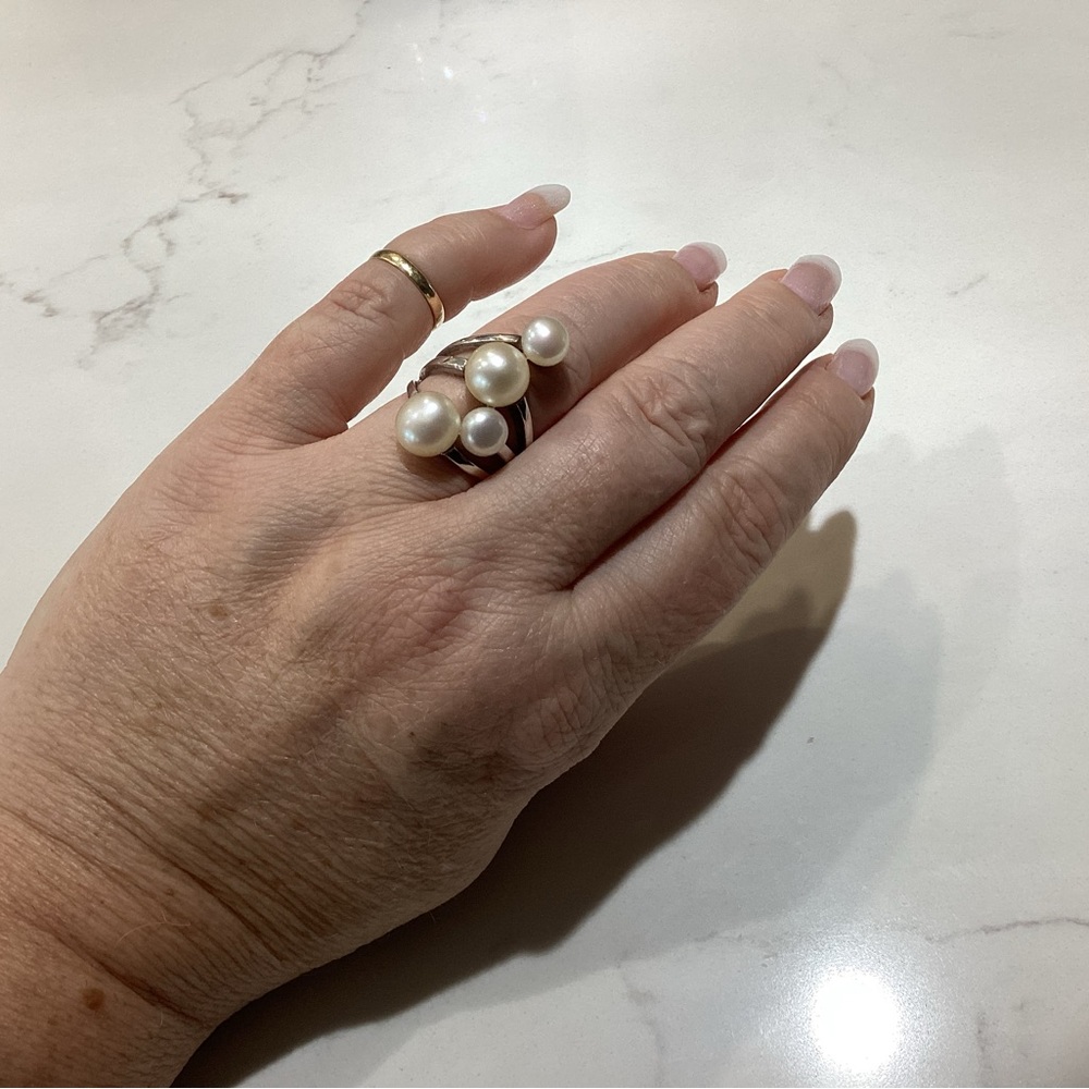 Elegant Pearl Cluster Ring